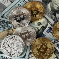 Notas de dollar e criptomoeda no formato de bitcoin e outras criptomoedas