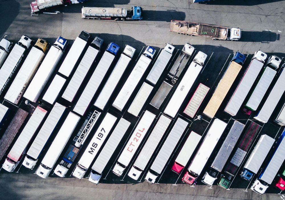 Caminhões de logística estacionados um do lado do outro