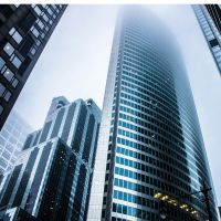 Imagem de prédios altos em uma cidade