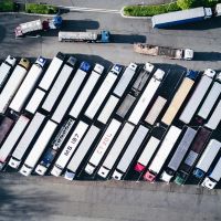 Caminhões de logistica estacionados um do lado do outro